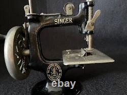 Machine à coudre pour enfant SINGER SEWHANDY des années 1930 de style vintage