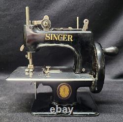 Machine à coudre pour enfant Singer 20-10 Centennial de 1951 avec accessoires, boîte d'origine