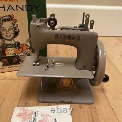 Machine à coudre pour enfants Vintage Singer Sewhandy Model 20 avec boîte d'origine