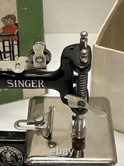 Machine à coudre pour enfants Vintage Singer Sewhandy No. 20 avec boîte