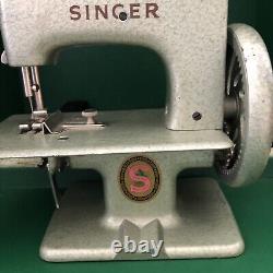 Machine à coudre pour enfants Vintage Singer Sewhandy avec étui