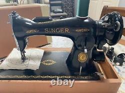 Machine à coudre vintage Singer noire modèle 15-19 avec étui