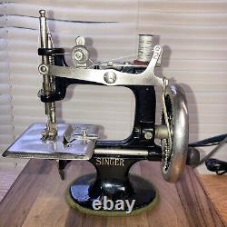 Machine à coudre vintage pour enfant SINGER Sewhandy modèle 20 fonctionne et révisée