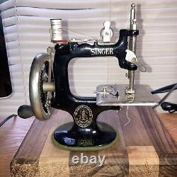 Machine à coudre vintage pour enfant SINGER Sewhandy modèle 20 fonctionne et révisée