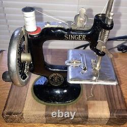 Machine à coudre vintage pour enfant SINGER Sewhandy modèle 20 fonctionne et révisée