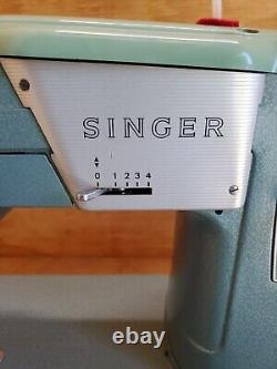 Machine à coudre zigzag de précision lourde Vintage Singer 327K sans boîtier en état de marche