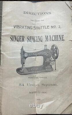 Manuel et accessoires d'origine de la machine à coudre à pédale Singer de 1889 en bon état