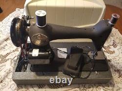 Modèle de machine à coudre portable Vintage Singer 99 de 1945 AG183845 avec étui, testé