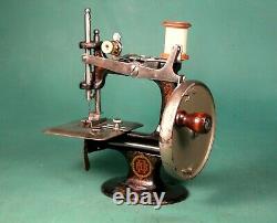 Nice Antique Toy Sewing Machine Fabriquée En Russie Similaire À Singer 20