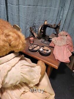 Ouf! Antique Miniature Machine À Coudre Scène Folk Art Mohair Teddy Bear Scène