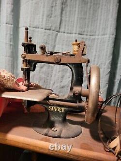 Ouf! Antique Miniature Machine À Coudre Scène Folk Art Mohair Teddy Bear Scène