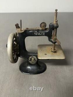 Presque antique Singer Modèle No 20 de 1928. Machine à coudre pour enfant en fonte, dans l'état actuel