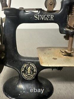 Presque antique Singer Modèle No 20 de 1928. Machine à coudre pour enfant en fonte, dans l'état actuel