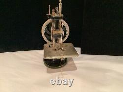 Rare Antique Authentique Signed Singer Miniature Travail Machine À Coudre Pas De Rés
