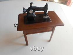 Rare C. 1925 Tin & CI Singer Sewing Machine Banks. Banque De Machines À Coudre Des Doigts
