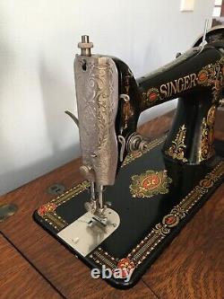 Singer 66 Red Eye Treadle Sewing Machine + Tiger Oak Cabinet Pièces Jointes Manuel