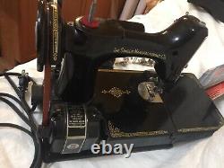 Singer Featherweight 221 Portable Sewing Machine, Antique, Fonctionne Bien
