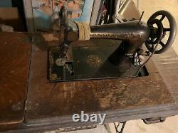 Singer Treadle Sewing Machine. Ramasser Local Seulement