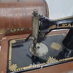 Société de machines à coudre Antique Lead avec manivelle à la main et boîtier d'origine, fonctionne