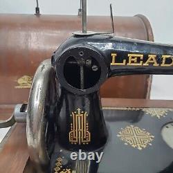 Société de machines à coudre Antique Lead avec manivelle à la main et boîtier d'origine, fonctionne