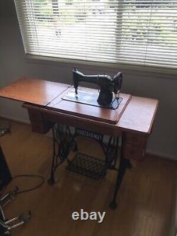 Superbe machine à coudre Singer antique avec cabinet/table des années 1930