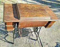 Table D'armoire De Machine À Coudre Treadle Singer Antique 4 Tiroir Chêne Fonte En Fer Vtg