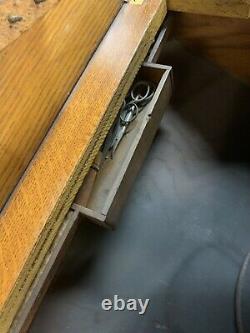 Table D'armoire De Machine À Coudre Treadle Singer Antique 4 Tiroir Chêne Fonte En Fer Vtg