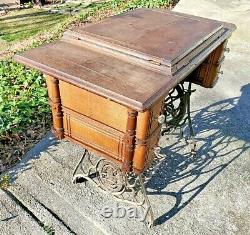 Table D'armoire Treadle De Singer Antique 4 Tiroir En Chêne Fonte En Fer Vtg No Machine