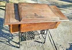 Table D'armoire Treadle De Singer Antique 4 Tiroir En Chêne Fonte En Fer Vtg No Machine