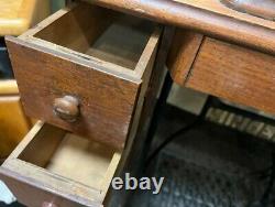 Table De Machine À Coudre Des Doigts Vintage