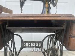Table De Machine À Coudre Treadle Treadle Antique Avec Jambes En Fonte Et Pédale De Pied