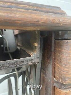 Table De Machine À Coudre Treadle Treadle Antique Avec Jambes En Fonte Et Pédale De Pied