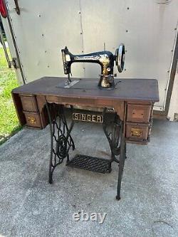 Table de machine à coudre Singer antique de 1894 avec étui en forme de cercueil en bon état.