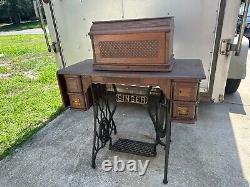 Table de machine à coudre Singer antique de 1894 avec étui en forme de cercueil en bon état.