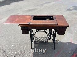 Table de machine à coudre Singer de 1924.