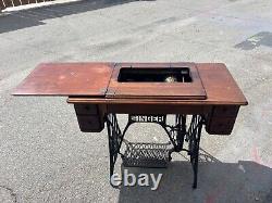 Table de machine à coudre Singer de 1924.