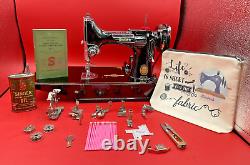 Une Singer Featherweight de 1953 exceptionnellement propre avec de nombreux accessoires et étui