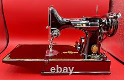 Une Singer Featherweight de 1953 exceptionnellement propre avec de nombreux accessoires et étui