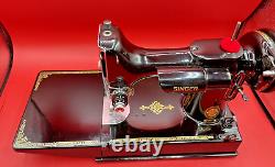 Une Singer Featherweight de 1953 exceptionnellement propre avec de nombreux accessoires et étui