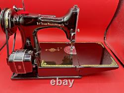 Une Singer Featherweight de 1953 exceptionnellement propre avec de nombreux accessoires et étui