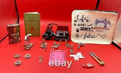 Une Singer Featherweight de 1953 exceptionnellement propre avec de nombreux accessoires et étui