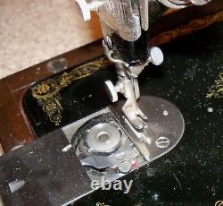 Vintage EUC 1924 Singer Modèle 99 avec boîtier en bois courbé et clé, moteur, contrôle du genou