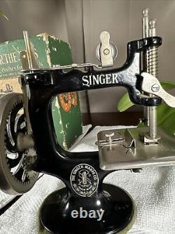 Vintage Miniature Machine À Coudre Singer Pour Les Girles Antique Boxed Rare