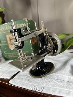 Vintage Miniature Machine À Coudre Singer Pour Les Girles Antique Boxed Rare