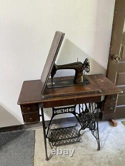 Vintage Singer Machine À Coudre Dans Une Armoire En Bois