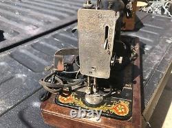 Vintage Singer Sewing Machine C1926 Beautiful Condition Pédale & Modèle De Cas #128