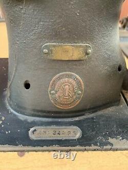 Vtg 31-15 Machine De Souvoir Industrielle Du Royaume-uni Avec Lampe De Tabel Et Pédale -antique