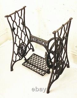 Vtg antique Singer treadle sewing machine cast iron base frame stand -> Support de cadre en fonte pour machine à coudre à pédale Singer ancienne et vintage